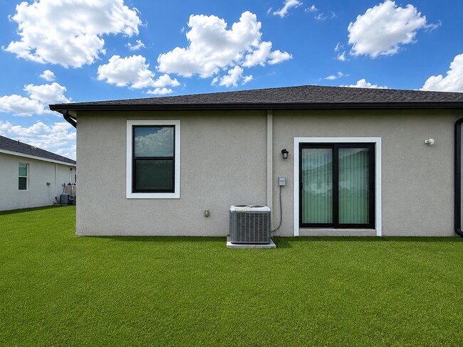 Building Photo - $200 off 2nd months rent! Like New 2 Bedroom 2 Bath w/ den and garage!