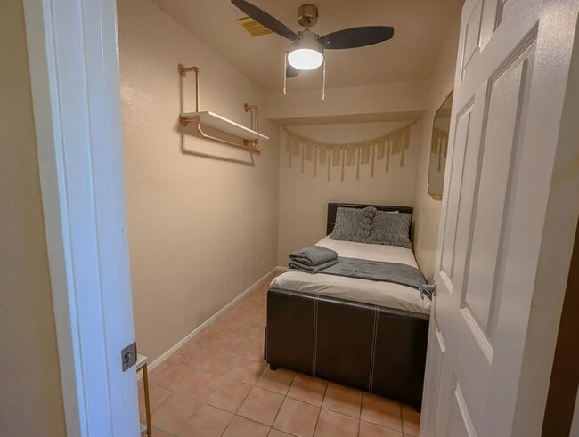 Building Photo - 4433 Date Ave