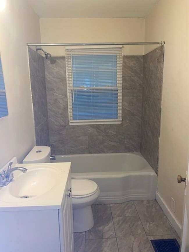 Building Photo - Updated Three Bedroom House in West Louisv...