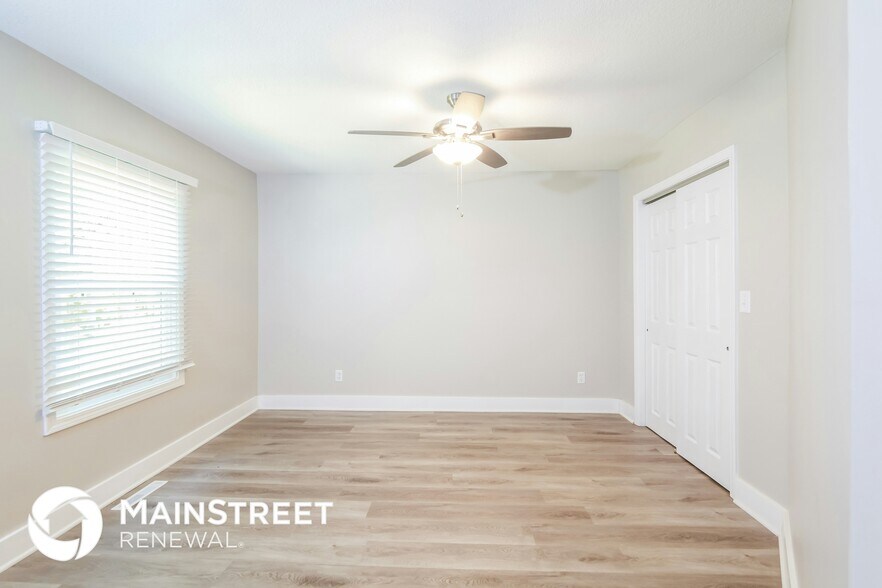 Building Photo - 1405 Country Club Dr