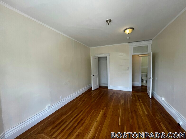 Building Photo - 1111 Boylston St