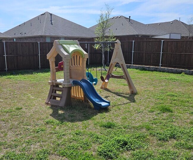 Building Photo - 2227 Lantana Dr