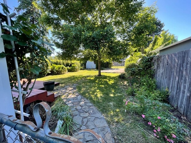 Building Photo - Adorable bungalow with a yard in a fantastic SE location!