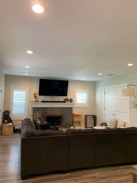 Building Photo - 835 N Raymond Ave