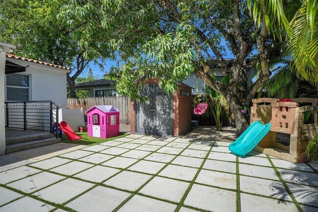 Building Photo - 2311 SW 9th Ave