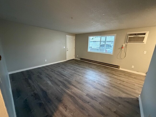 Building Photo - Convenient Location and Comfortable Living!