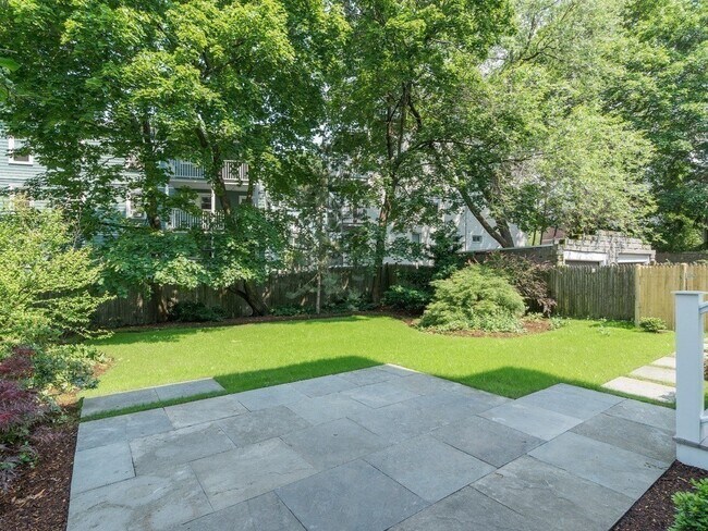 Building Photo - 17 Standish St