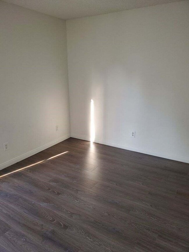 Building Photo - **MOVE-IN Special 1/2 off First Months Ren...