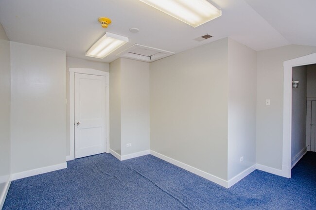 Building Photo - 1305 Oswego Rd