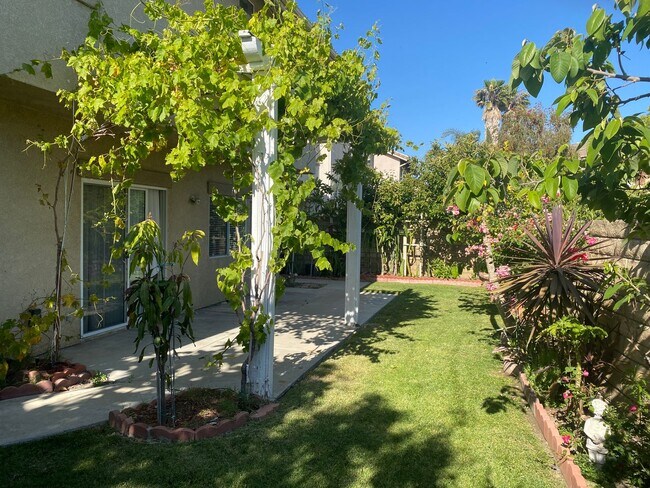 Building Photo - 2 Story 4 bed, 2 1/2 bath home in Simi Valley!