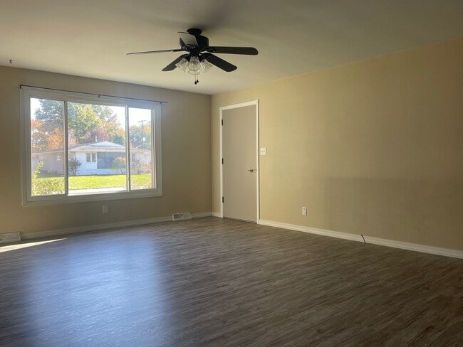 Building Photo - Charming Mid-Century Modern 3 bedroom on the West Side $1700 per month