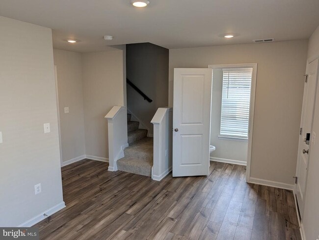 Building Photo - 266 SWAN Ave