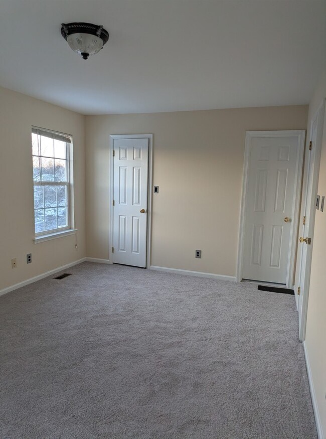 Building Photo - 906 Hamilton Rd