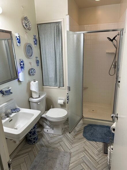 Bedroom #1 bathroom with walk in shower - 317 W Banbury Dr
