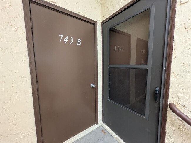 Building Photo - 743 Midway Dr