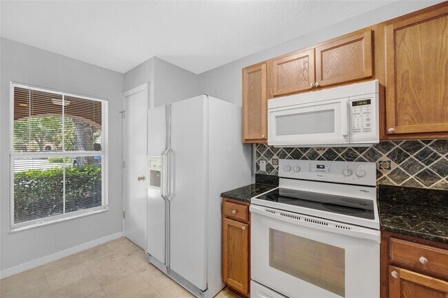 Building Photo - 6928 Hawthorne Trace Ln