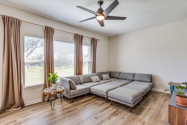 Building Photo - BEAUTIFUL 5 BEDROOM HOME  WITH LAKE VIEW A...