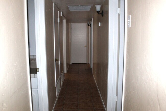 Building Photo - Cute Home in Bakersfield
