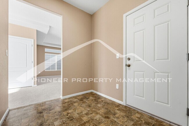 Building Photo - Gorgeous Home with Central AC and Washer/D...