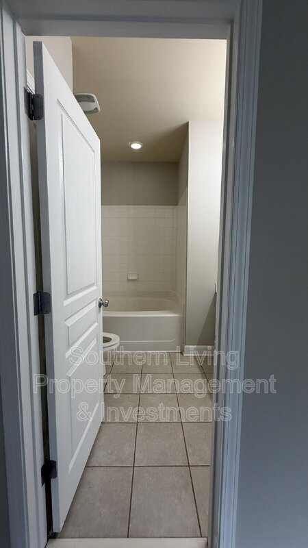 Building Photo - 127 S Sycamore St