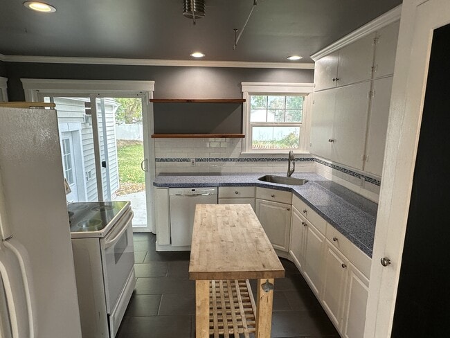 Building Photo - 10421 E Springfield Ave