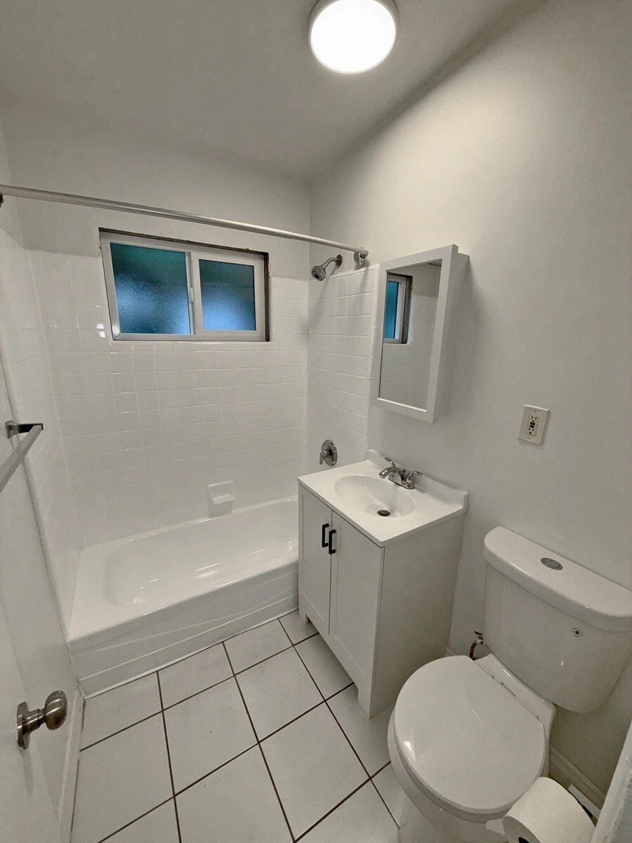 Building Photo - 1248 N Las Palmas Ave