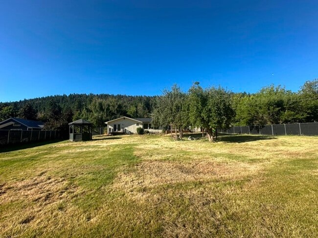 Building Photo - 4 Bedroom home with acreage
