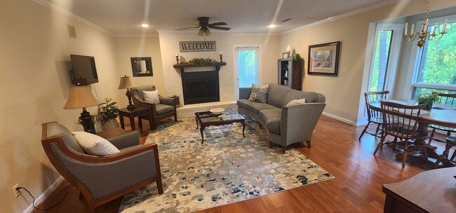Building Photo - Fully furnished meticulously maintained upper condo