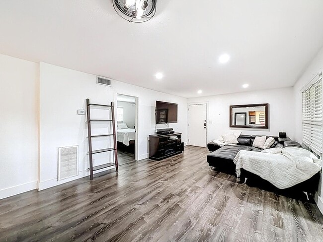 Building Photo - 305 SE 11th Ave