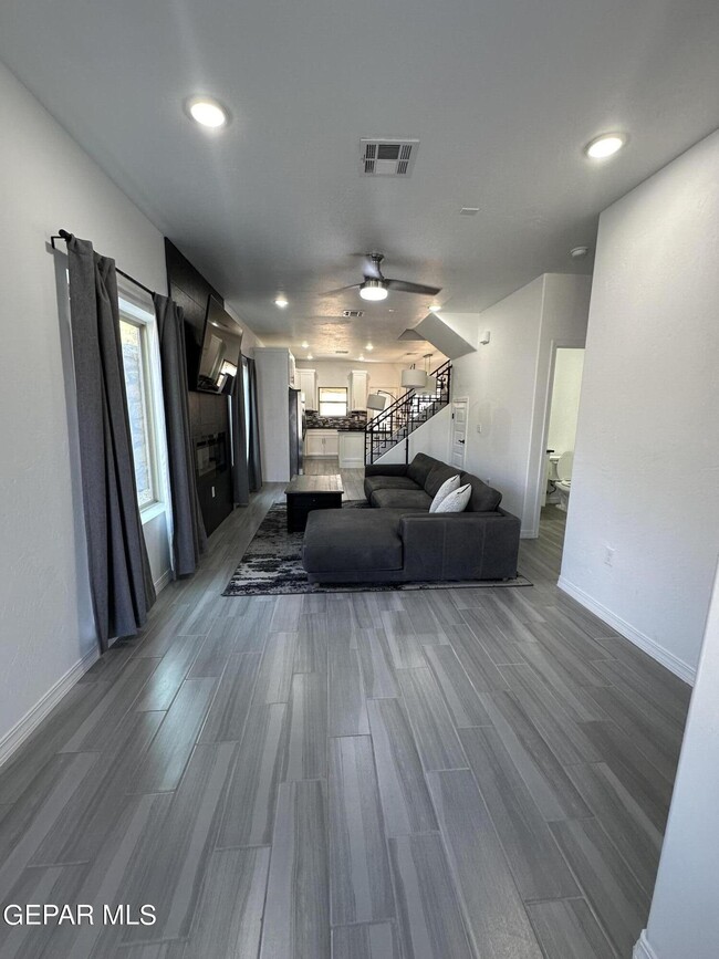 Building Photo - 6315 Escondido Dr