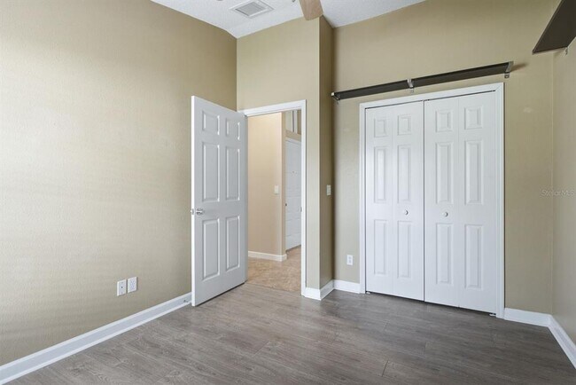 Building Photo - 349 Fountainview Cir
