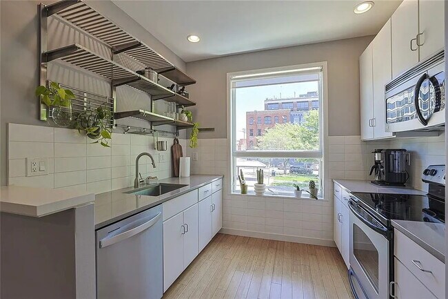 Building Photo - "Chic Canal Boat Ct Retreat: Spacious 1-Bedroom with Two Baths & Modern Amenities!"