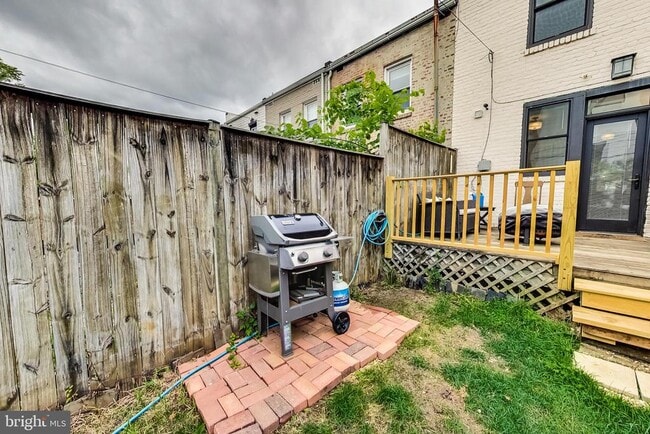 Building Photo - 1749 L St NE