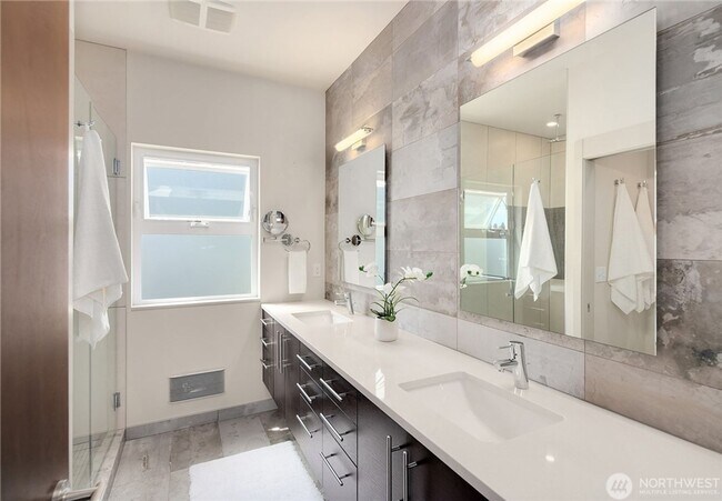 Building Photo - 3bd/2.5ba Seattle Home
