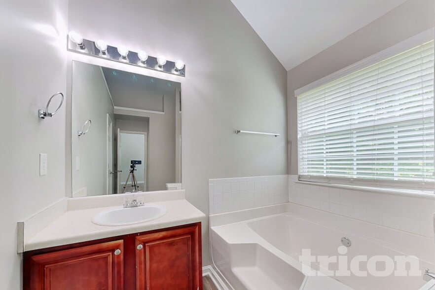 Building Photo - 30 Silver Willow Walk
