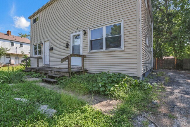 Building Photo - 898-900 Racine Ave