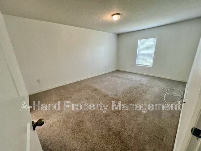 Building Photo - 166 Maple Dr