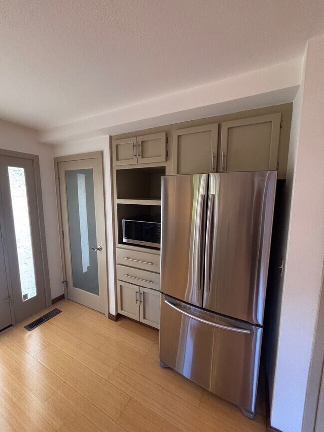 Building Photo - Large 2 bedroom 2.5 bathroom Bennett Valley Home with community pool and views