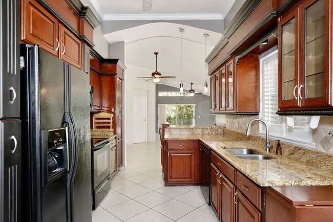 Building Photo - Beautiful 3/2 Spacious Home with a 2 Car G...