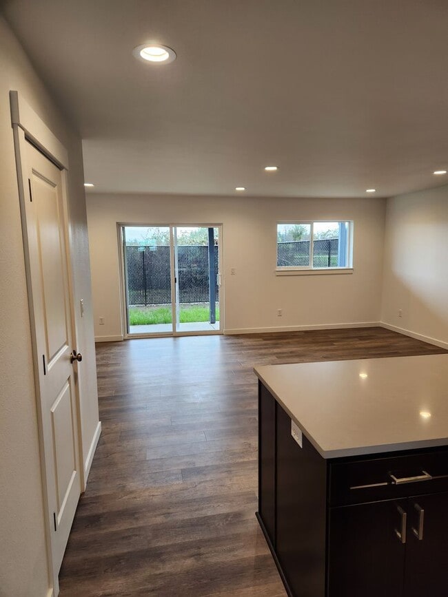 Building Photo - 1012 Peach Rd