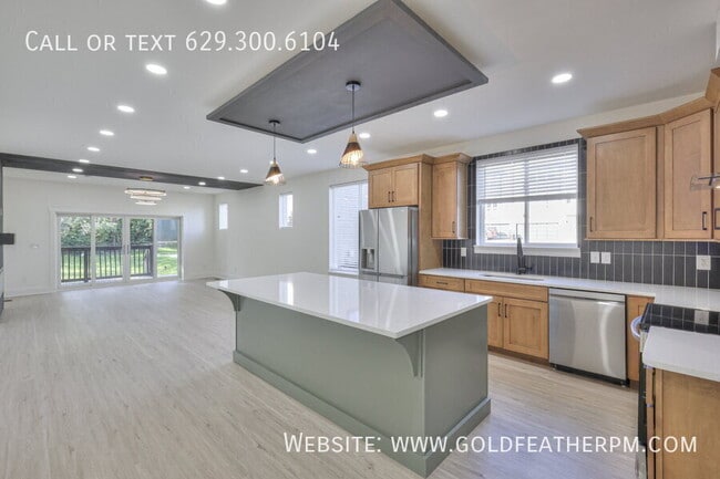 Building Photo - 402 E Trinity Ln