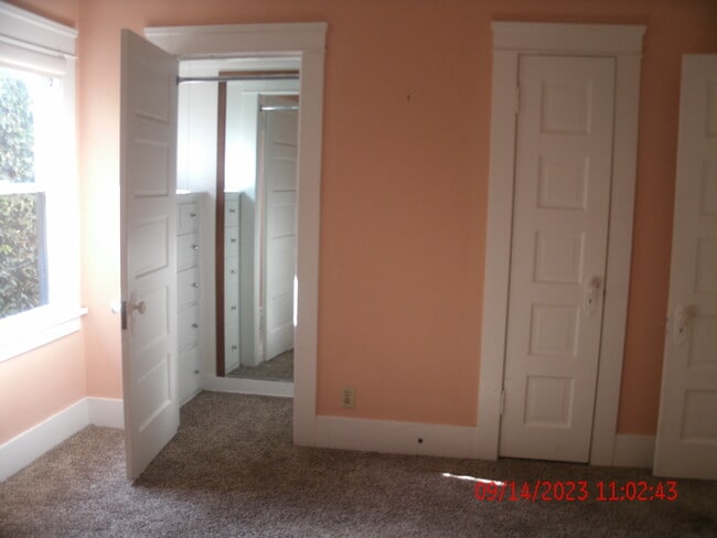 Building Photo - 1056 E 1st St