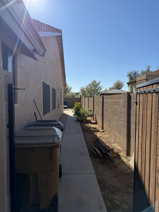 Building Photo - 7223 W Dreyfus Dr