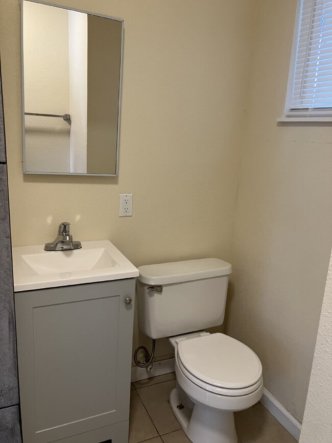 Building Photo - Charming Studio Apartment in Atwater – Con...