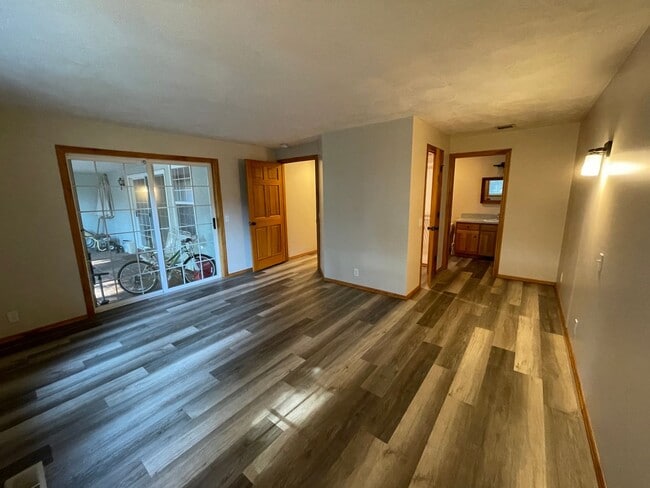 Building Photo - Beautifully updated 2 bedroom 2 bath house!