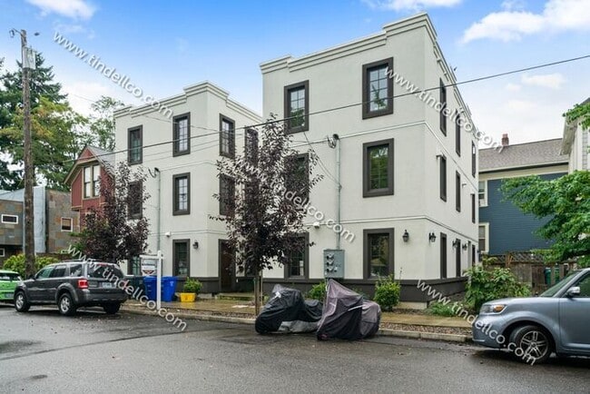 Building Photo - Sleek 3-Level Townhome in Hosford-Abernethy – Pet Friendly with W/S/G Included!