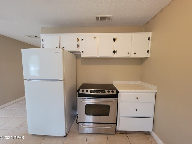 Building Photo - 1710 Chestnut Ave