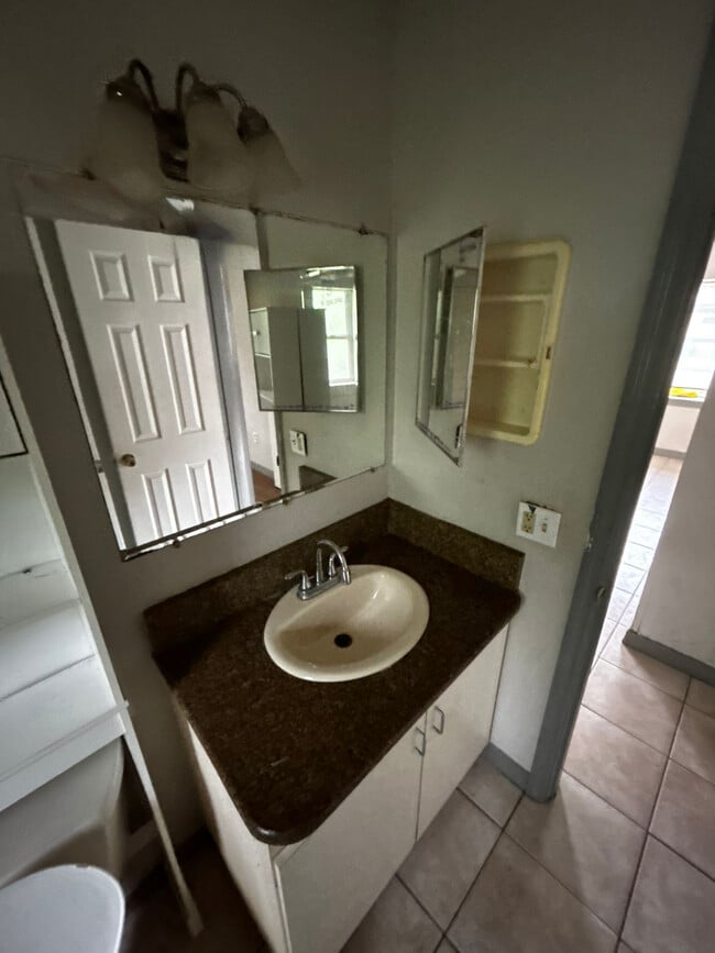 Building Photo - 2055 Eaton St