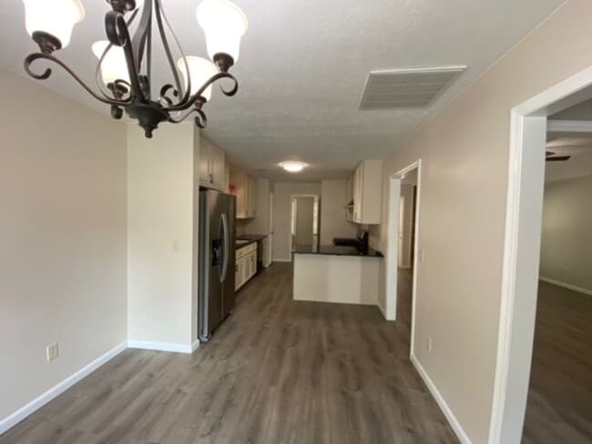 Building Photo - Welcome to this charming 3-bedroom, 2-bath...