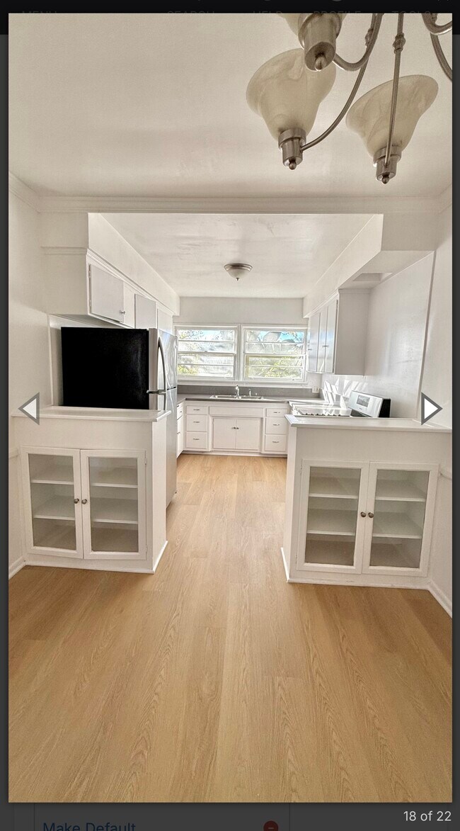 Building Photo - 200 S Sycamore Ave